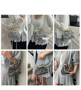 Détail du sac à paillettes vintage avec fermoir perle et bandoulière perles