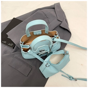 Détail de l'ensemble sac à main en cuir vert menthe avec finitions argentées sur veste