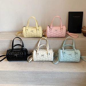 Sac Boston Femme En Cuir PU Avec Matelassage En Cœur Et Nœud Métallique Sac Bandoulière Cylindre Mode