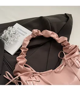 Détail du sac à bandoulière plissé en cuir PU rose avec nœud et lanières