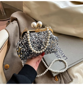 Détail du sac de soirée à paillettes argentées avec fermoir perle et bandoulière perles