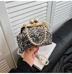 Détail du sac de soirée à paillettes avec fermoir à perles et cadre doré élégant