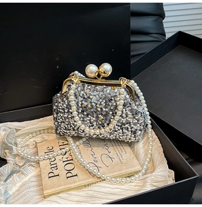 Détail du sac à paillettes argentées avec fermoir perle et bandoulière perlée