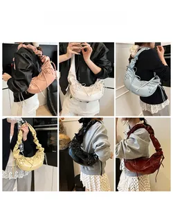 Détails de sacs demi-lune brillants avec bretelles à volants et design à lacets