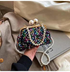 Détail de sac de soirée à paillettes avec fermoir double perle et bandoulières en perles