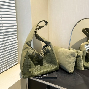 Sac fourre-tout plissé en nylon vert armée avec panneau en maille et pochette zippée assortie