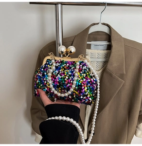 Détail du sac à paillettes multicolores avec poignées en perles et fermoir doré