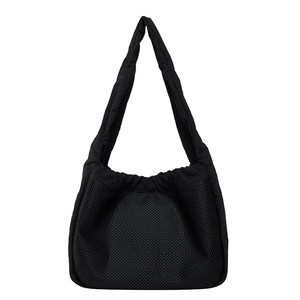 Sac bandoulière noir minimaliste en résille avec un design tote fonctionnel et sangle