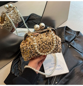 Détail d'un sac de soirée à paillettes avec fermoir perle et anse perles