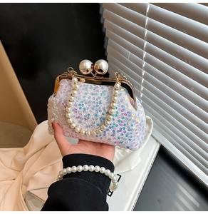 Détail du sac de soirée à paillettes avec anse en perles et fermoir doré à perles marbrées