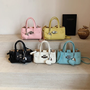 Sac À Main Pour Femmes En Cuir PU Grainé Avec Fermoir Métallique Et Pendentif Coeur Sac Bandoulière Pour Le Quotidien