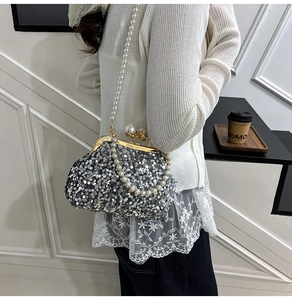 Détail du sac coquille à paillettes argentées avec fermoir doré et perles