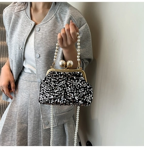 Gros plan détaillé d'un sac de soirée à paillettes avec fermoir perle et cadre en métal