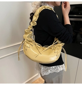 Détail du sac bandoulière croissant jaune clair avec bandoulière plissée et nœud