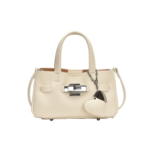 Sac à main minimaliste en cuir beige avec fermoir argenté et pendentif en cœur