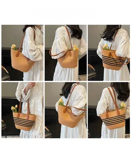 Vues détaillées du grand sac cabas bohème en paille avec rayures et poignées en cuir sur modèle