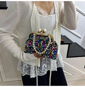 Vue détaillée du sac à main à paillettes avec anse et fermoir en perles sur modèle