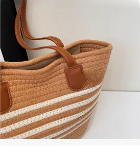 Détails de texture tressée avec rayures blanches et poignée en cuir avec coutures