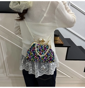 Détail du sac coquillage à paillettes colorées avec fermoir et bandoulière en perles