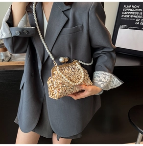 Détail du sac de soirée à paillettes avec bandoulière en perles et fermoir métallique