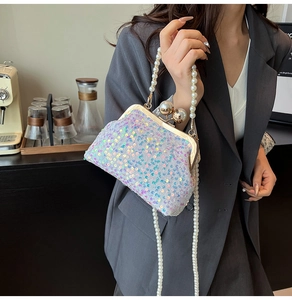 Détail du sac de soirée à paillettes avec perles et reflets irisés élégants