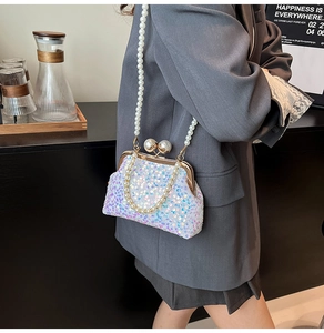 Détail du sac à paillettes et perles avec fermoir perle sur tenue élégante