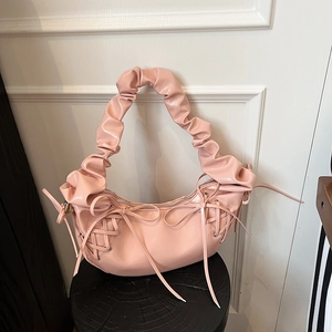 Sac demi-lune rose brillant avec poignée froncée et détails de rubans croisés