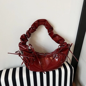 Sac hobo en cuir verni rouge foncé avec anse plissée et détails de nœuds