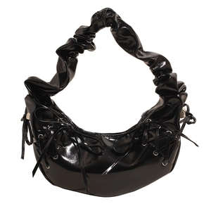 Sac demi-lune en cuir verni noir avec poignée froncée et détails de lacets latéraux