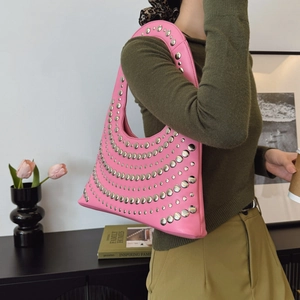 Rosafarbene Hobo-Tasche mit silbernen Nieten an der Schulter, im modischen Y2K-Stil