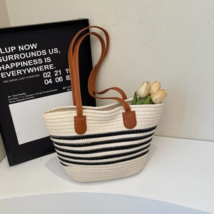 Grand sac cabas tressé à rayures avec lanières en cuir marron pour un usage estival