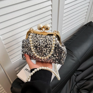 Sac coquille à paillettes argentées avec poignée en perles pour soirées chics