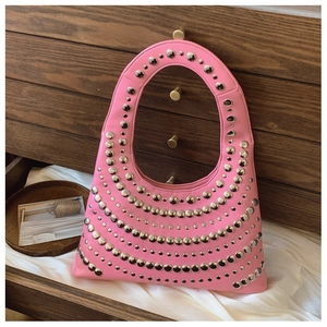 Rosafarbene Hobo-Tasche mit silbernen Nieten und sichelförmigem Design für Damen
