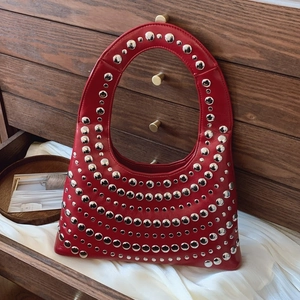 Rote Lederhandbag mit silbernen Nieten und Bogen-Griff im schicken Retro-Stil