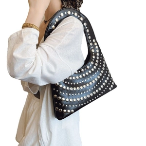 Minimalistische schwarze Halbmond-Schultertasche mit silbernen Nieten im Retro-Rock-Stil