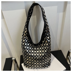 Détail du sac hobo noir avec rivets métalliques argentés sur similicuir lisse