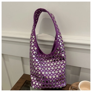 Détail d'un sac Hobo en cuir PU violet avec rivets argentés posé sur une table en bois