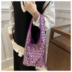 Détail du sac hobo violet avec rivets argentés punk et design de sac seau élégant