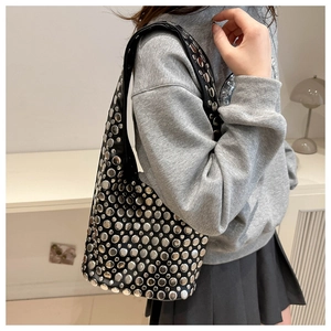 Détails du sac sous le bras en cuir noir avec clous argentés et style punk moderne