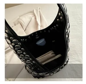 Vue de dessus du sac seau noir à rivets montrant une grande capacité de stockage