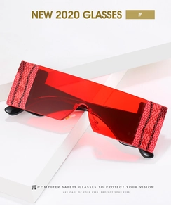Détail de lunettes de soleil rouges oversize avec motif peau de serpent sur les verres