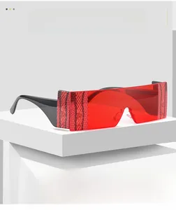 Détail des verres carrés rouges avec texture motif serpent rouge sur les bords latéraux