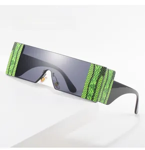 Détail de lunettes de soleil rectangulaires monobloc tendance avec motifs peau de serpent
