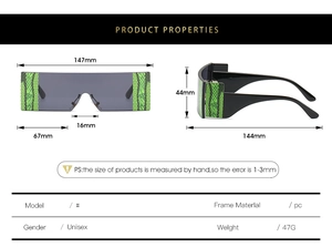 Détail de lunettes de soleil masque avec motif peau de serpent vert sur les côtés