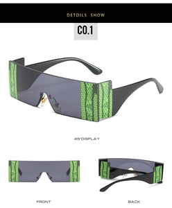 Vues détaillées de lunettes soleil rectangulaires avec branches motif serpent vert