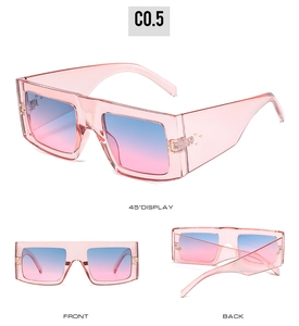 Occhiali da sole quadrati rosa trasparenti con rivetti in metallo e lenti sfumate blu