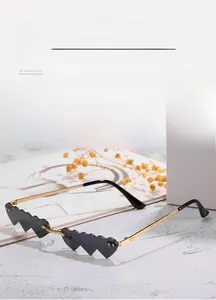 Vue de dessus de lunettes de soleil fantaisie en forme de cœur avec branches dorées fines