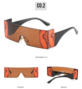 Vues détaillées de lunettes de soleil oversize avec motif serpent orange et verres teints