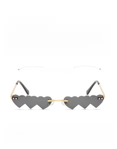 Détail de lunettes de soleil sans monture en forme de cœur avec pont en métal doré et HD