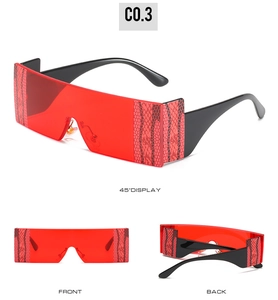 Vues détaillées de lunettes de soleil rectangulaires rouges avec texture peau de serpent